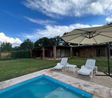 Vista Flores House | Pergolas Guest House - Pileta, Vinos y Montaña