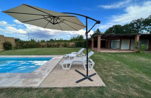Vista Flores House | Pergolas Guest House - Pileta, Vinos y Montaña