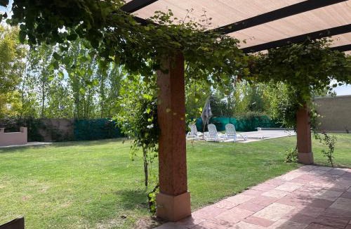 Vista Flores House | Pergolas Guest House - Pileta, Vinos y Montaña