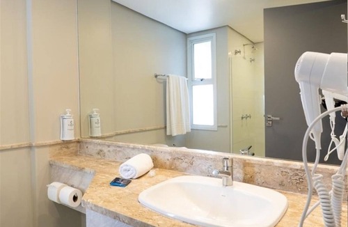 Umuarama Hotel | Pet-Friendly Room for Couple | Access to Outdoor Pool | Close to Restaurants