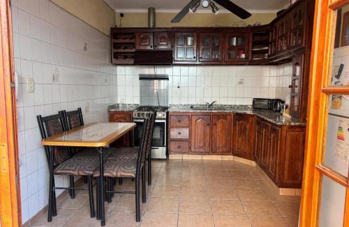 Godoy Cruz House | Plaza Godoy Cruz, habitacion y baño privado en casa 6 ambientes comunes, churrasquera parrilla