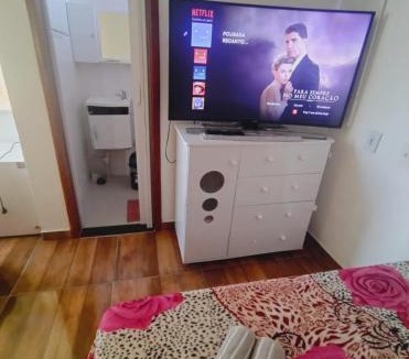 Jardim Esperanca House | Pousada Cabo Frio com Piscina, Estacionamento, Ar-condicionado - Suítes Completas e Cozinha Compartilhada!