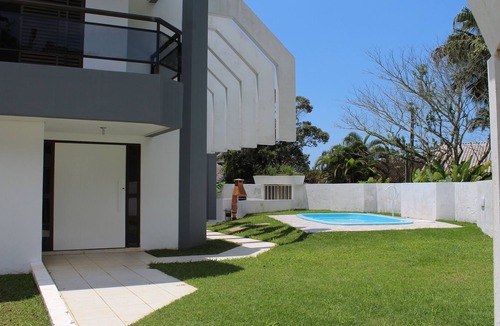 Toninhas House | Praia das Toninhas Mansion with Swimming Pool 450m from the Beach