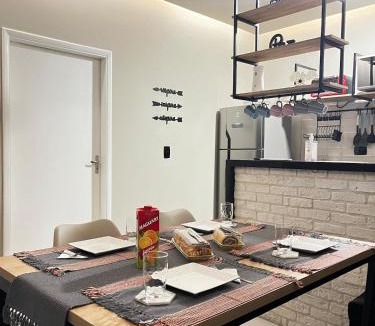Gonzaga Apartment | Praia do Gonzaga, 2 Quartos, Ar Condicionado, Pé na Areia