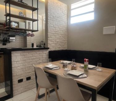 Gonzaga Apartment | Praia do Gonzaga, 2 Quartos, Ar Condicionado, Pé na Areia