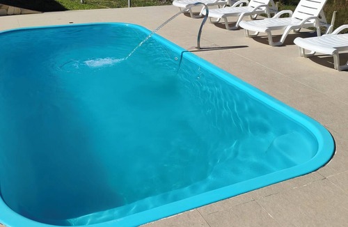 Extrema Cottage | Property with waterfall and 2 swimming pools
