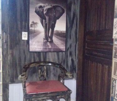 Jardim dos Ipes House | Quarto 01, com cama de casal, ar condicionado e TV
