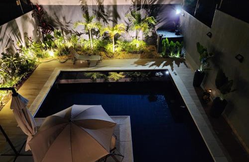 Niteroi House | Quarto casal com banheiro que atende exclusivamente ao quarto em casa familiar de luxo
