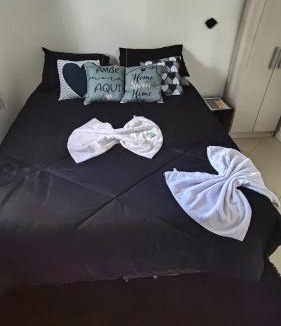 Tijucas House | Quarto Casal Elegance Banheiro compartilhado Tela TV YouTube Apps Pousada Tijucas Lua encantada