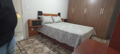 Cidade Industrial de Curitiba House | Quarto com escrivaninha e tv