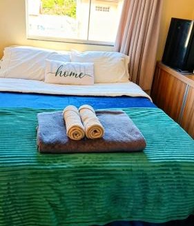 Meia Praia Apartment | Quarto confortável em residência Familiar - WiFi - Netflix -Frigobar próx ao Aeroporto