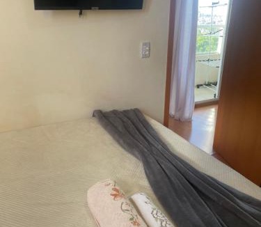 Gleba Fazenda Palhano Apartment | Quarto familiar com cama de casal é banheiro compartilhado