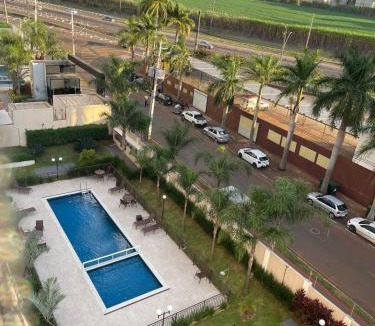 Gleba Fazenda Palhano Apartment | Quarto familiar com cama de casal é banheiro compartilhado