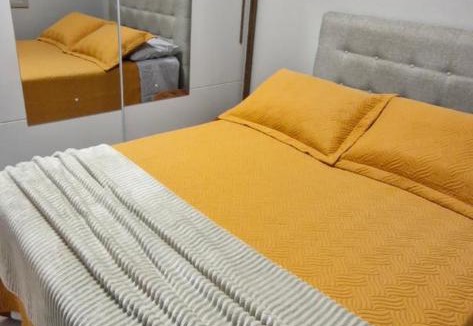 Centro House | QUARTO TOP no CENTR0 com Cama Box de casal - acomoda até 2 pessoas - Home Office - WIFI - Smart TV com Apps Youtube - Cozinha - banheiro - Sala de Estar - Apto compartilhado com Anfitriões experientes em hospedar - Superhost no BnB 5 estrelas