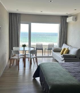 Quequen Apartment | Quequen frente al mar con pileta climatizada
