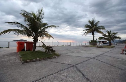 Piratininga House | Quiet, cozy, airy house, just steps from the beach.