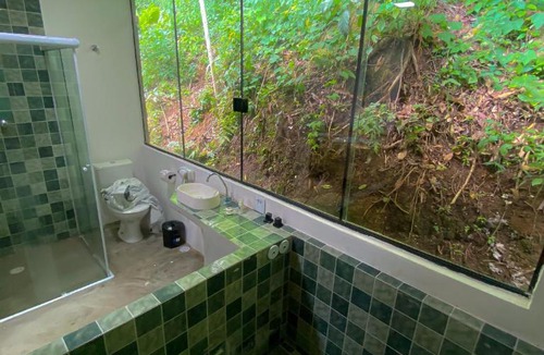 Guaiuba Hotel | Raizes do Mar Hotel - Pé Na Areia - Opções de Suites com Ofuro Aquecido, SPA Privativo, Vista ao Mar ou Montanha, com Estacionamento e Café Incluso
