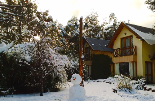 Playa Bonita Cabin | Rayen Pire offers you a pleasant and quiet stay in a forest environment.