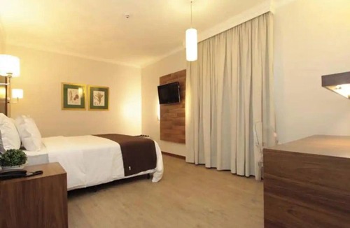Ribeirao Preto Hotel | Refined Room for Business & Leisure Travelers | Ribeirão Shopping - 3.2 miles