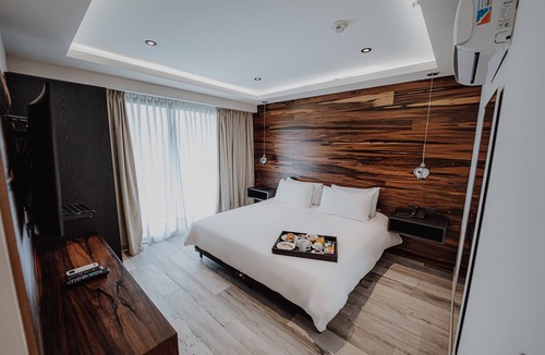 Rio Cuarto Hotel | Relax & Recharge in a Charming Balcony Room Near Green Spaces | Free Breakfast