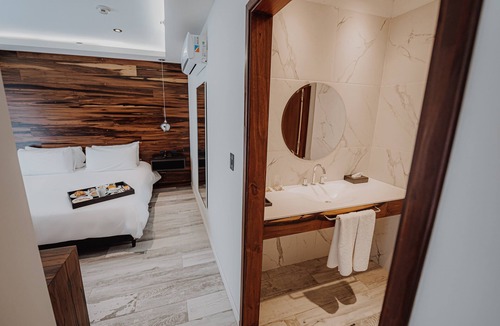 Rio Cuarto Hotel | Relax & Recharge in a Charming Balcony Room Near Green Spaces | Free Breakfast
