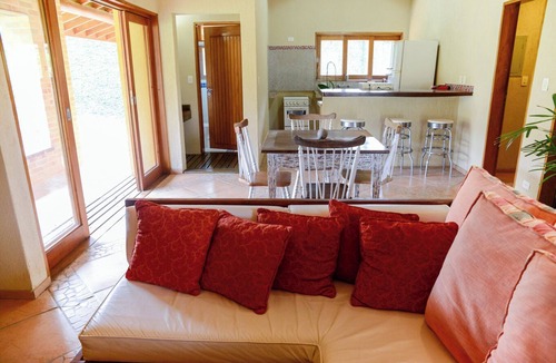 Santa Branca House | Reserva em Santa Branca 8 suítes hidro e academia