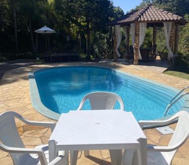Garibaldi House | Sítio dos Coqueiros, em meio a natureza com piscina