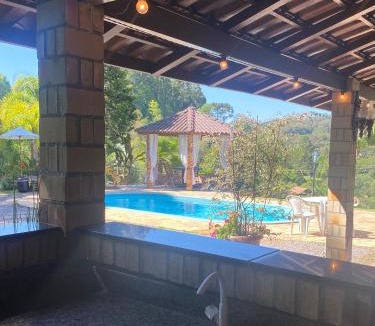 Garibaldi House | Sítio dos Coqueiros, em meio a natureza com piscina