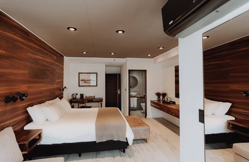 Rio Cuarto Hotel | Scenic Retreat with Heated Pool & Sauna | 2.8 Mi to Central Square