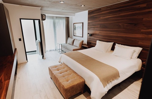 Rio Cuarto Hotel | Scenic Retreat with Heated Pool & Sauna | 2.8 Mi to Central Square