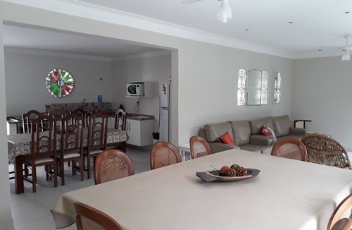 Jardim Centenario House | Single storey beach house with swimming pool and barbecue 30 meters from the beach