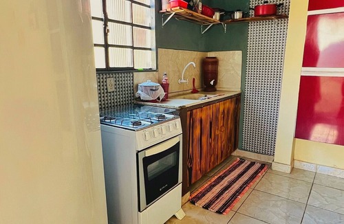 Goiania House | Single-story house with en-suite bathroom, open-plan kitchen, and garage in Goiânia.