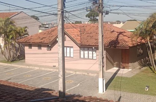 Boqueirao House | Sobrado em ambiente familiar silencioso
