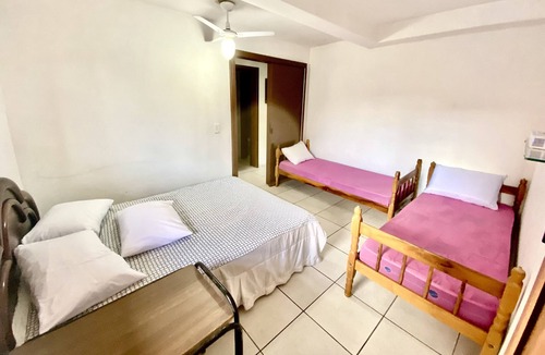 Guaratuba House | Sobrado Terezinha 4.5 blocks from the central beach, WiFi, 2 suites, barbecue, TV,