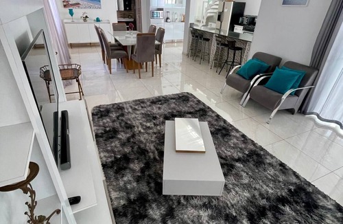 Indaia House | Spacious 4-bedroom house in fabulous Bertioga with AC