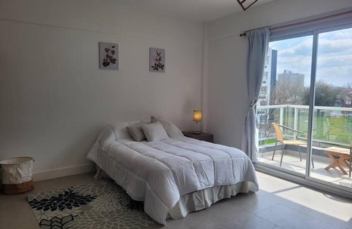Ezeiza Apartment | Studio con vista al parque.