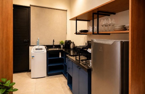 Paraiso Apartment | Studio Moderno e Novo - Cozinha Completa, Ar Condicionado e Wifi - Rápido Acesso ao Centro