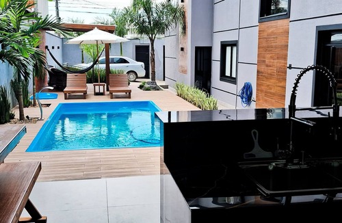 Muquem House | Stunning townhouse with 3 suites, a pool, and a 4-car garage