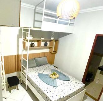 Sao Cristovao Apartment | Suíte 103 com frigobar, TV e banheiro privativo