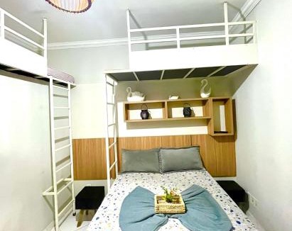 Sao Cristovao Apartment | Suíte 103 com frigobar, TV e banheiro privativo