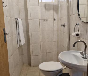 Sao Joao Batista do Gloria Apartment | Suíte privativa com ar-condicionado e garagem