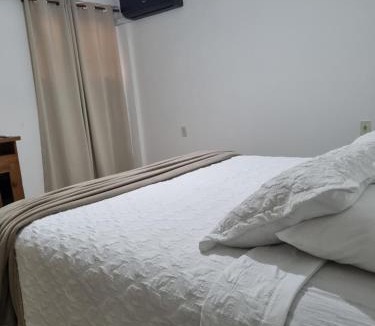 Sao Joao Batista do Gloria Apartment | Suíte privativa com ar-condicionado e garagem