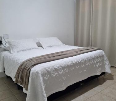 Sao Joao Batista do Gloria Apartment | Suíte privativa com ar-condicionado e garagem