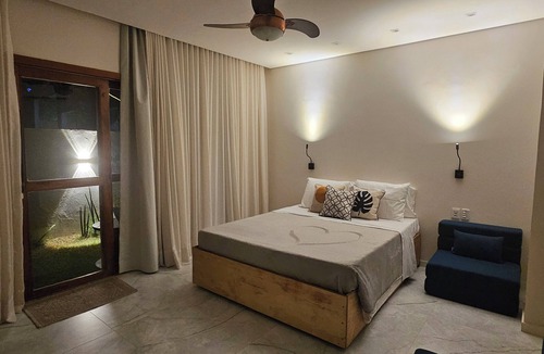 Arraial d'Ajuda Bed & Breakfast | Suíte espaçosa, charmosa e segura! A 3 kilometers da praia e da rua Mucugê!