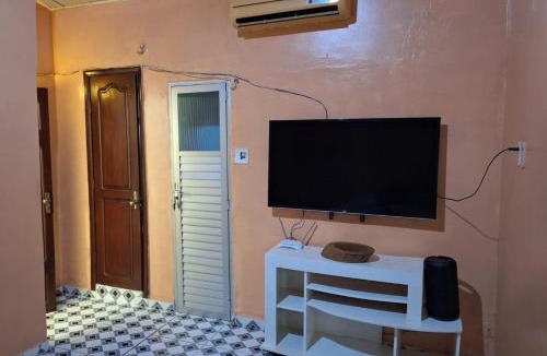 Sacramenta House | Suíte privativa com ar condicionado em residência domiciliar