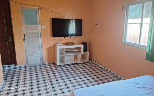 Sacramenta House | Suíte privativa com ar condicionado em residência domiciliar