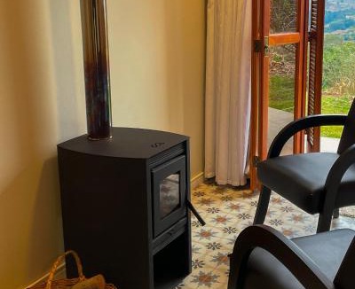 Merlot Cabin | Suítes Celeste, Cabana no Vale dos Vinhedos com Banheira e Café da Manhã Colonial Incluso