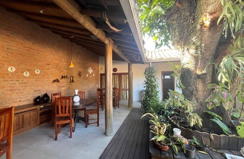 Porto Seguro House | Suites in a cozy house with lots of greenery and a swimming pool.
