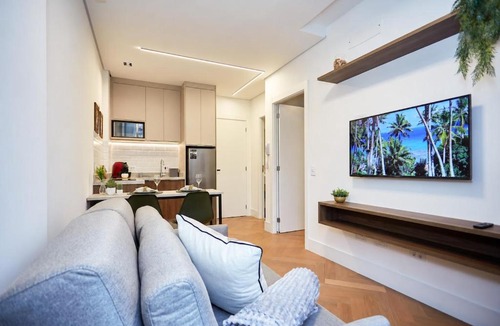 Bigorrilho Apartment | Temple 208 · Temple Batel Queen Bed & 2 Smart TVs