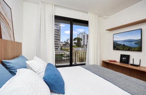Bigorrilho Apartment | Temple 208 · Temple Batel Queen Bed & 2 Smart TVs